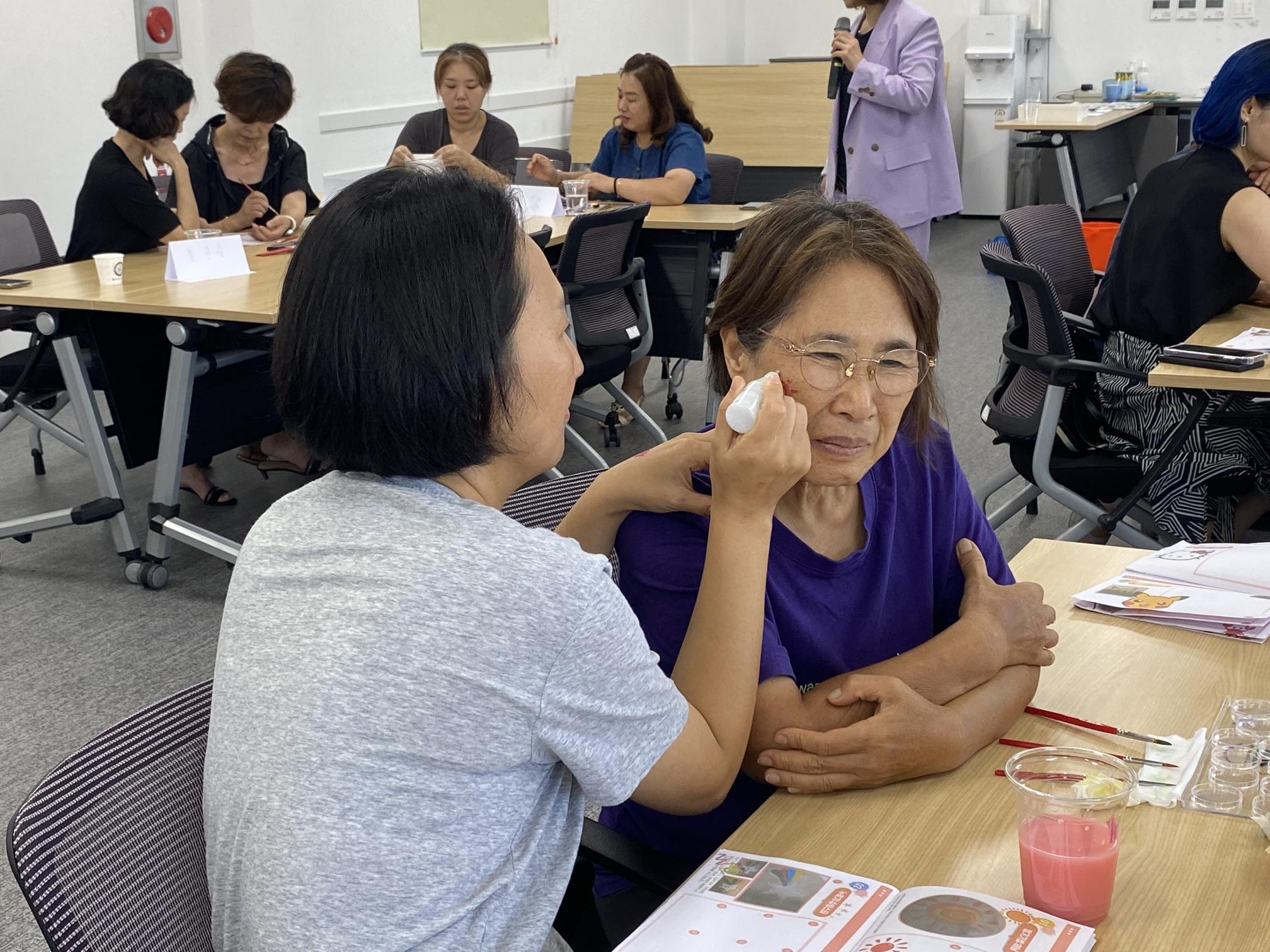 9月 ‘함께하는 페이스페인팅 봉사활동’ 2023년 단기성 페이스페인팅 전문봉사단 양성 교육과정 수료식 썸네일
