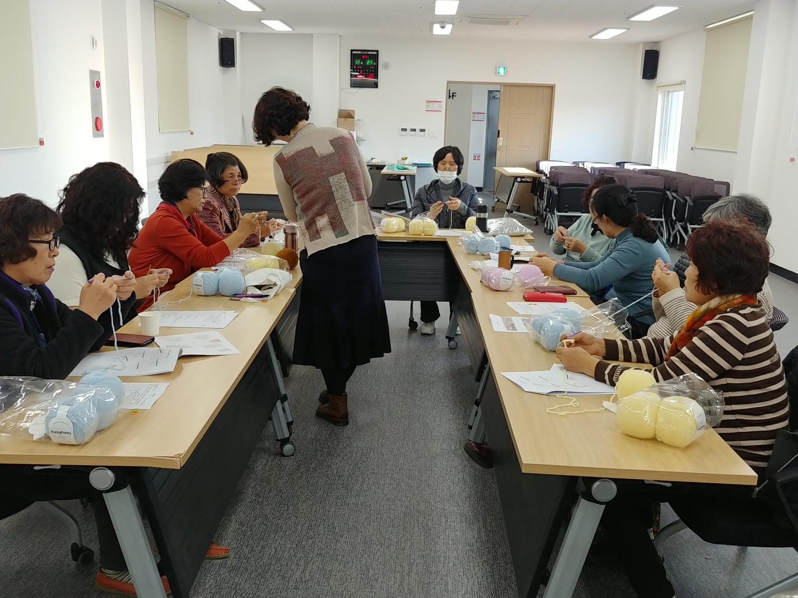 11月 전문봉사단 연합봉사활동 '방한모자&너음목도리 손뜨개' 진행 썸네일